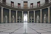 Das Alte Museum mit der Bronzestatue des „Betenden Knaben“
