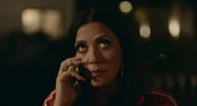 Elif (Jasmin Shakeri) telefoniert.