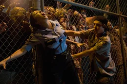 Carter (Logan Miller, r.) und seine Freunde m&uuml;ssen zu ihrem Entsetzen feststellen, dass sich fast alle Bewohner ihrer Stadt in Zombies verwandelt haben. Jetzt gilt es, die &Uuml;berlebensstrategien der Pfadfinder anzuwenden ...