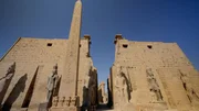 Eingang zum Luxor-Tempel, einem gro&szlig;en alt&auml;gyptischen Tempelkomplex am Ostufer des Nils in der Stadt, die heute als Luxor (das alte Theben) bekannt ist. War dem Gott Amon-Ra geweiht