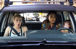 Frau am Steuer: F&uuml;r eine Verfolgungsjagd m&uuml;ssen Audrey (Mila Kunis, r.) und Morgan (Kate McKinnon, l.) ihr Taxi zweckentfremden.