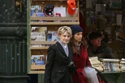 Nach zwei Jahren im Koma ist es für Rosie Miles (Laura Regan, r.) nicht leicht, sich in den Alltag wieder einzufinden. Lilly Rush (Kathryn Morris, l.) versucht, ihr dabei zu helfen.