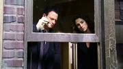 Detective Mac Taylor (Gary Sinise) und Detective Stella Bonasera (Melina Kanakaredes). Detective Mac Taylor (Gary Sinise) und Detective Stella Bonasera (Melina Kanakaredes).