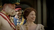 Vicky und Franz Joseph: Judith Rumpf als Kronprinzessin Victoria, Ferry Öllinger als Kaiser Franz Joseph, im Hintergrund: Roman Jiranek als Kronprinz Friedrich.