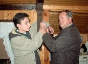 Kommissar Kehler (Wolfgang Bathke, re.) kann Ben (Andre Kaminski) in seinem Versteck überwältigen und festnehmen. Es stellt sich heraus, dass er der Freund der Mutter ist, deren totes Baby gefunden wurde.