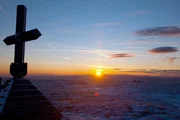 Wechselland - Sonnenuntergang und Gipfelkreuz.