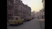 Der Trabant 601, gebaut in Zwickau und im Volksmund liebevoll "Trabi" genannt, war der Volks-Wagen der DDR. Wer einen haben wollte, musste 14 Jahre warten. Im Bild: eine Schlange von Trabis wartet im November 1989 hinter einer (im Bild nicht sichtbaren) Tankstelle auf Benzin, um einen Abstecher in den Westen zu machen. Der Trabant 601, gebaut in Zwickau und im Volksmund liebevoll "Trabi" genannt, war der Volks-Wagen der DDR. Wer einen haben wollte, musste 14 Jahre warten. Im Bild: eine Schlange von Trabis wartet im November 1989 hinter einer (im Bild nicht sichtbaren) Tankstelle auf Benzin, um einen Abstecher in den Westen zu machen.
