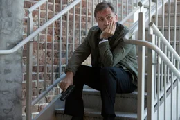 Der ehemalige CIA-Agent Hopper (Tim Roth) hat es auf Francis abgesehen. Auf seiner Jagd nach ihm gibt er sich als Polizist Reynolds aus. Ob das gut geht?; Der ehemalige CIA-Agent Hopper (Tim Roth) hat es auf Francis abgesehen. Auf seiner Jagd nach ihm gibt er sich als Polizist Reynolds aus. Ob das gut geht?
