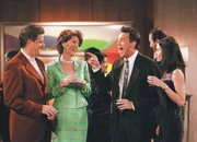 (v.l.n.r.) Doug (Sam McMurray); Kara (Lise Simms); Chandler Bing (Matthew Perry); Monica Geller (Courteney Cox)