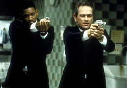 Die ausgebufften Agenten K (Tommy Lee Jones, r.) und J (Will Smith, l.) sollen eine gigantische Kakerlake vernichten ...