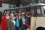 Die Landfrauen vor ihrem nostalgischen Transportmittel. Von links: Evelyn Heil, Regina Mayer, Hilde Rasch, Christine Wutz, Angelika Anetseder und Helga Bock. Die Landfrauen vor ihrem nostalgischen Transportmittel. Von links: Evelyn Heil, Regina Mayer, Hilde Rasch, Christine Wutz, Angelika Anetseder und Helga Bock.