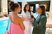 Gabriella (Bianca Hein, M.) ist postitiv überrascht, dass Lucie (Julia Wiedemann, r.) vor Joana (Josephine Martz) geschwiegen hat. Gabriella (Bianca Hein, M.) ist postitiv überrascht, dass Lucie (Julia Wiedemann, r.) vor Joana (Josephine Martz) geschwiegen hat.