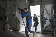 Nachdem ein Agent der Homeland Security von einem Triaden-Killer vergiftet wurde, muss das Team um Deeks (Eric Christian Olsen, l.) und Nell (Felice Smith, r.) ermitteln. Nach und nach kommen sie auf die Spur von gestohlenen Regierungsgeldern ...