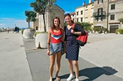 Die Künstlerin Nika Domnik zeigt Moderatorin Anne Willmes (r) ihre malerische Heimatstadt Piran an der Küste von Slowenien.