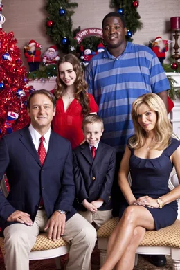 Ein gl&uuml;ckliche Familie: Leigh Anne (Sandra Bullock, r.), Sean (Tim McGraw, l.), SJ (Jae Head, M.), Collins (Lily Collins, 2.v.l.) und Michael (Quinton Aaron, 2.v.r.) ...