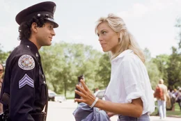 L-R: Sgt. Carey Mahoney (Steve Guttenberg), Karen Adams (Shawn Weatherly)