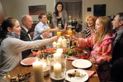 Die ganze Familie stößt auf eine glückliche Zukunft an. (v.l.n.r.: Elisabeth Böhm, Hans Peter Korff, Sven Martinek, Elisabeth Lanz, Ursela Monn, Paula Hartmann und Gunter Schoß)