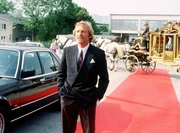 Baby Schimmerlos (Franz Xaver Kroetz) beobachtet den Empfang der K&ouml;niglichen Hoheit.