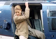 Als auch Ginger den Fluchthubschrauber besteigen will, versetzt Natascha (Susann Uplegger) ihr einen Tritt. Sie will offensichtlich alleine fliehen...