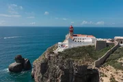 Die Algarve  Schroffe Klippen, sanfte Lagunen   Der Leuchtturm am Cabo Sao Vicente ist der südwestlichste Punkt des europäischen Festlandes.