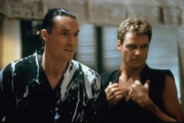 Gedem&uuml;tigt von der Niederlage des letzten Turniers, holt sich Sensei Kreese (Martin Kove, r.) Hilfe von seinem Vietnam-Kameraden Terry Silver (Thomas Ian Griffith, l.), um Cobra-Kai zu alter Gr&ouml;&szlig;e zu verhelfen.