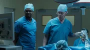 Als der Oberarzt Mr. Lockhart (Alex Jennings, r.) erfährt, dass eine Patientin entgegen seiner Anweisung operiert wird, sind er und sein Assistent Julian (Kadiff Kirwan, l.) bereit, die Aktion zu beenden. Doch dann machen die beiden eine Entdeckung, die alles verändert.