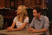Dee Reynolds (Kaitlin Olson, l.); Dennis Reynolds (Glenn Howerton, r.)