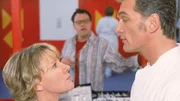 Nikola (Mariele Millowitsch) erklärt Dr. Schmidt (Walter Sittler) mit aller Entschiedenheit, dass er sich nicht in ihre Angelegenheiten zu mischen hat. Tim (Oliver Reinhard, hi.) versucht derweil, die Aufmerksamkeit wieder auf sein Brillenproblem zu lenken. Nikola (Mariele Millowitsch) erklärt Dr. Schmidt (Walter Sittler) mit aller Entschiedenheit, dass er sich nicht in ihre Angelegenheiten zu mischen hat. Tim (Oliver Reinhard, hi.) versucht derweil, die Aufmerksamkeit wieder auf sein Brillenproblem zu lenken.