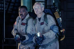 L-R: Ernie Hudson als Winston Zeddemore, Bill Murray als Peter Venkman
