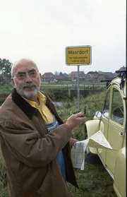 Peter (Peter Ludtig) hat ein Haus im Moor geerbt. Voller Erwartungen kommt er in Moordorf an - die Suche im Moor kann beginnen!