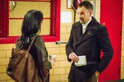 Holmes (Jonny Lee Miller, r.) und Watson (Lucy Liu, l.) kümmern sich um einen lange zurückliegenden Fall, in dem ein Mann verdächtigt wurde, seine Frau umgebracht zu haben. Der Verdächtige hat nun ein Päckchen mit grausigem Inhalt bekommen: die Ohren seiner Frau, zusammen mit einer Lösegeldforderung ...