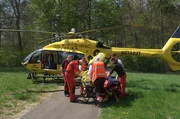 Vor dem Transport mit dem Rettungshubschrauber Christoph 22: Notarzt Dr. Björn Hossfeld, Rettungssanitäter Andreas Knöfel und Pilot Jens Jasper kümmern sich um einen Patienten.