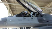Ihren Piloten bietet die Fighting Falcon ein vergleichsweise komfortables Cockpit: Neben dem seitlich montierten Steuerknüppel und der praktischen Rundumsicht sorgt der um 30 Grad geneigte Pilotensitz für einen verbesserten Widerstand gegenüber der Zentrifugalkraft.