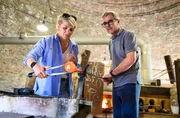 Sabine Heinrich mit Glasmacher Korbinian Stöckle von der Glashütte Gernheim bei Petershagen bei der Herstellung eines Trinkglases.