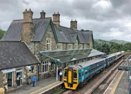Z&uuml;ge nach Nord und S&uuml;d werden in Machynlleth am Bahnhof entkoppelt.
