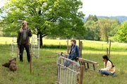Valentin (Uke Bosse, links) erklärt Tadeo (Kajetan Filip Simon, Mitte) und Ronja (Kaya Völkers, rechts) seine Arbeitsphilosophie. Sein Enthusiasmus trifft auf wenig Begeisterung.