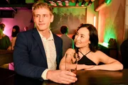 Alex Rauscher (Jakob Geßner) ist von Kim Tings (Pingting Zang) Avancen überfordert.