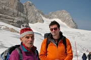 Casey Cichowicz (Sohn des Verunglückten, r.) und Peter Reitmann (der Ken Cichowicz damals als letzter Mensch am Dachstein vor seinem Sturz gesehen hat)