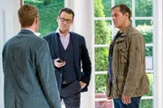 Für Lars (Ingo Naujoks, M.) und Finn (Sven Martinek, r.) steht schnell Moritz von Dornhain (Max Engelke, l.) unter Verdacht.