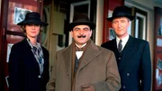 v.l.n.r. Celestine Saunders (Hermione Norris), Poirot (David Suchet) und Captain Hastings (Hugh Fraser). v.l.n.r. Celestine Saunders (Hermione Norris), Poirot (David Suchet) und Captain Hastings (Hugh Fraser).