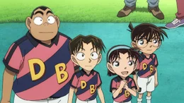 Conan (r.), der gemeinsam mit den Detective Boys die Mannschaft der Tokyo Spirits anfeuert, findet heraus, dass sich die Bombe im Stadion befindet. Wird er es schaffen, die die ahnungslosen Fans zu retten, bevor die Bombe gez&uuml;ndet wird?