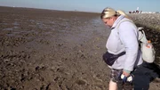 Sandra ist in Ostfriesland. Wagt sie sich ins Watt?