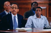 Verteidiger Halpert (Gregory Hines, 2.v.li.) geht klar von einer Diskriminierung seines Mandanten Stevie Thomas (Chad Tucker, re.) von Seiten der Polizei aus. Er sieht in der Ungleichbehandlung der Polizei einen mildernden Umstand und Aussichten auf einen Freispruch für Stevie...