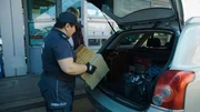 Der Grenzbeamte kontrolliert den Inhalt des Kofferraums. Der Grenzbeamte kontrolliert den Inhalt des Kofferraums.