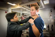 Dr. Haase (Fabian Harloff, r.) wehrt sich gegen den Überfall von Deniz Wörner (Karim Cherif, l.) und setzt ihn mit einer Spritze außer Gefecht.