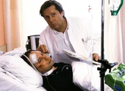 Dr. Stefan Frank (Sigmar Solbach) kann Armin Thaler (Michael Lott, lieg.) davon überzeugen, seiner Frau reinen Wein einzuschenken. Er will ihr seine Liebe zu einem anderen Mann gestehen.