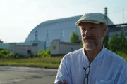 Forsaken Places_Lost Places-Geheime Welten EP Sowjetische Schatten Nuklear-Ingenieur Alexey Breus steht vor dem Stahl-Sarkophag von Tschernobyl. Er war der letzte Mann im Kontrollraum des havarierten Reaktors.