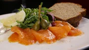 In Dublin genießt Andrew Zimmern nationale Köstlichkeiten wie geräucherten Lachs, irisches Brot, Irish Stew, Kartoffelpfannkuchen und natürlich Guinness ...