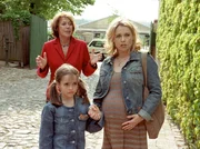 ARD WAS HEISST HIER OMA!, Deutschland 2007, Regie Ariane Zeller, am Dienstag (31.12.13) um 14:40 Uhr im Ersten. Vergeblich versucht Juliane (Gaby Dohm, hinten) ihre Tochter Henrike (Tina Ruland, re.) und ihre Enkelin Sarah (Emelie Kundrun) zu beruhigen.