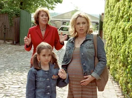 ARD WAS HEISST HIER OMA!, Deutschland 2007, Regie Ariane Zeller, am Dienstag (31.12.13) um 14:40 Uhr im Ersten. Vergeblich versucht Juliane (Gaby Dohm, hinten) ihre Tochter Henrike (Tina Ruland, re.) und ihre Enkelin Sarah (Emelie Kundrun) zu beruhigen.